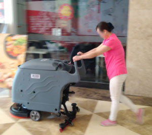 恒茂梦时代小区工业采购使用X530手推式洗地机和S1400电动扫地车